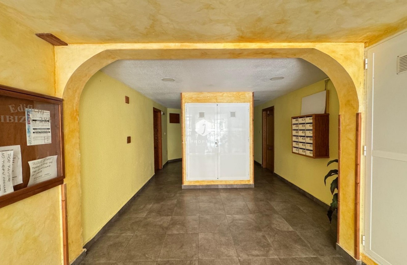 Z drugiej ręki - Mieszkanie w bloku -
Torrevieja - Centro