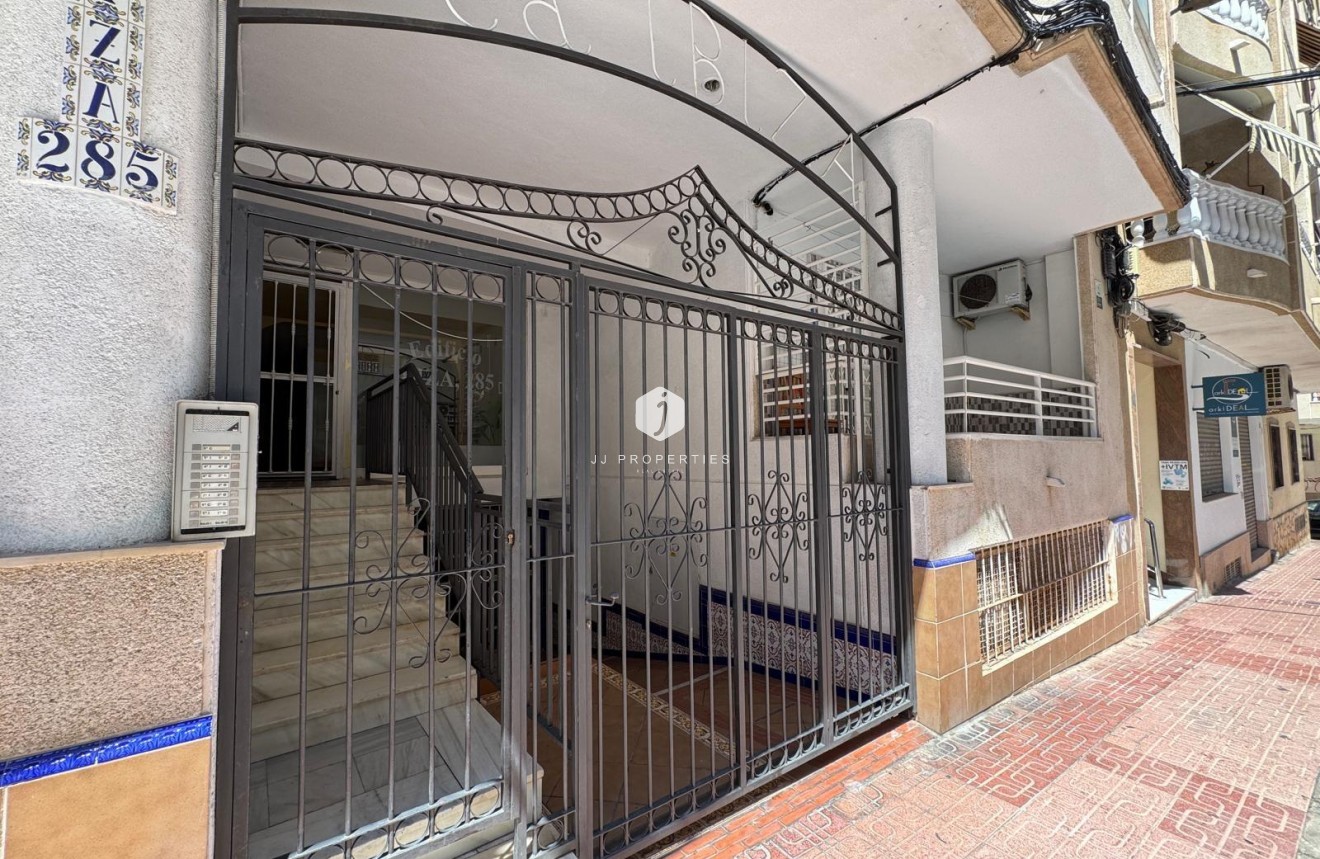 Z drugiej ręki - Mieszkanie w bloku -
Torrevieja - Centro
