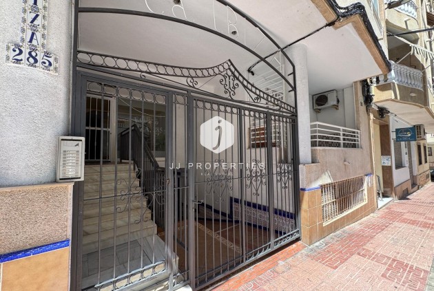 Z drugiej ręki - Mieszkanie w bloku -
Torrevieja - Centro