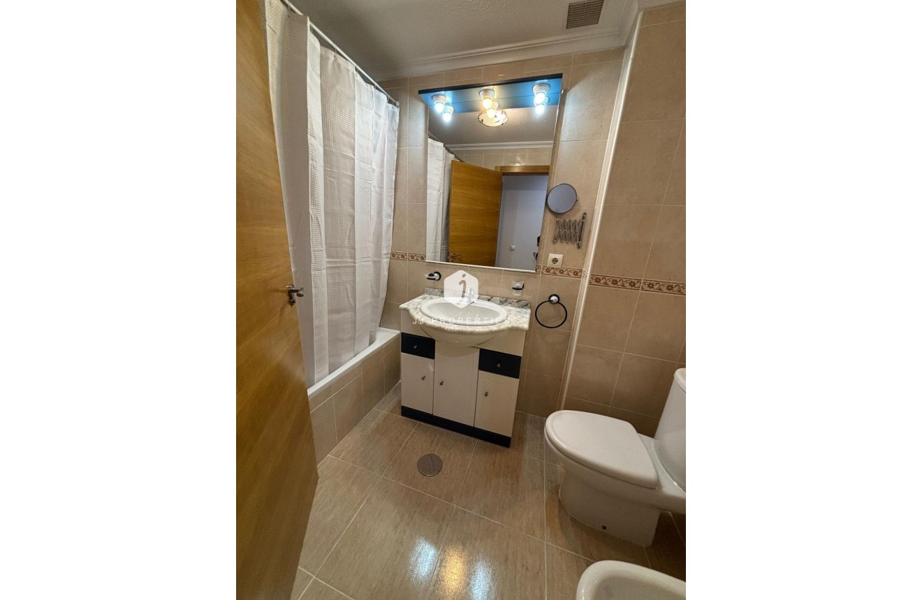 Segunda mano - Apartamento / piso -
Torrevieja - Centro
