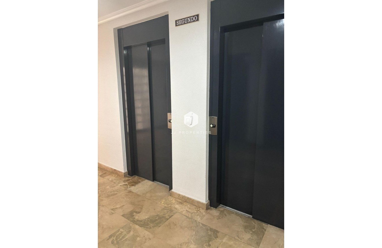 Segunda mano - Apartamento / piso -
Torrevieja - Centro