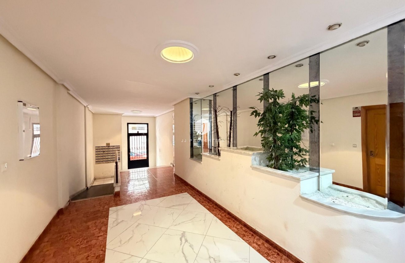 Aus zweiter Hand - Wohnung -
Torrevieja - Estacion de autobuses