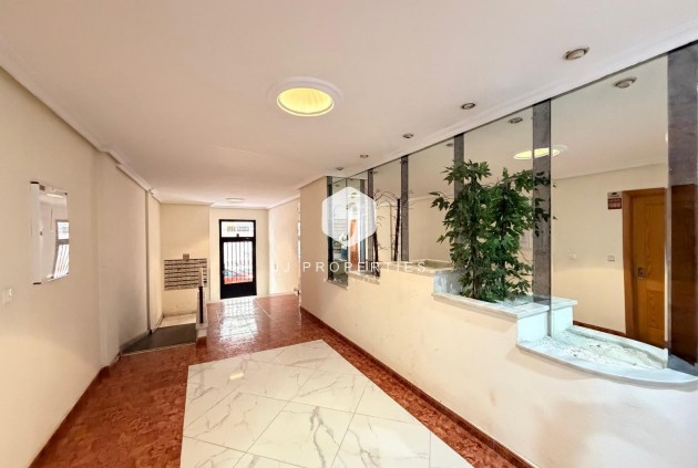 Aus zweiter Hand - Wohnung -
Torrevieja - Estacion de autobuses