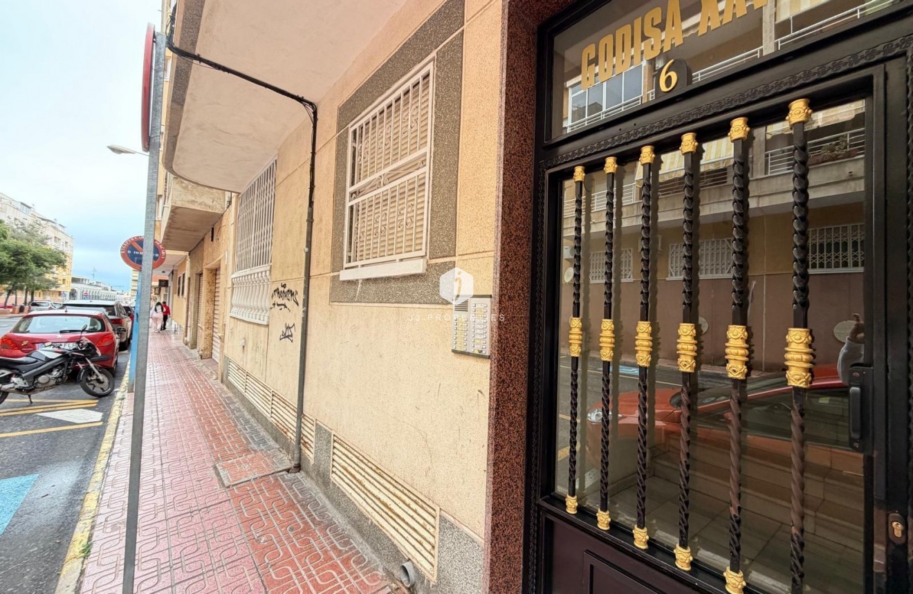 Aus zweiter Hand - Wohnung -
Torrevieja - Estacion de autobuses