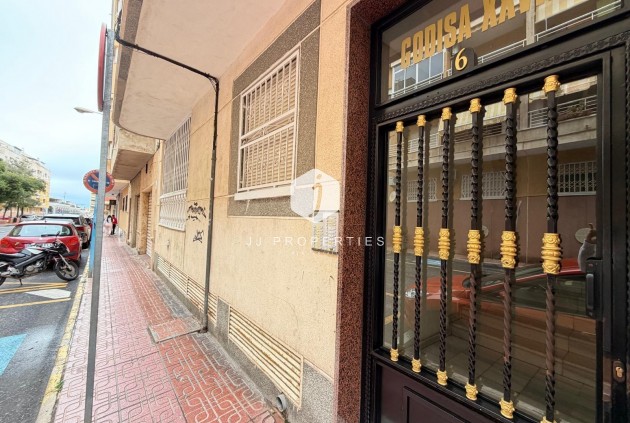 Aus zweiter Hand - Wohnung -
Torrevieja - Estacion de autobuses