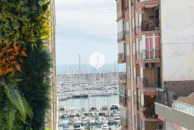 Resale - Apartment / flat -
Torrevieja - Centro