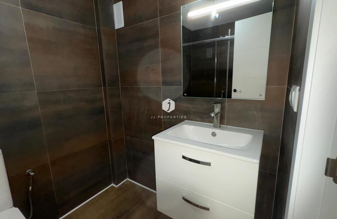 Z drugiej ręki - Bungalow -
Torrevieja - PARQUE DE LAS NACIONES