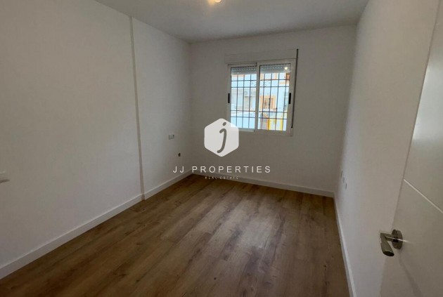 Z drugiej ręki - Bungalow -
Torrevieja - PARQUE DE LAS NACIONES