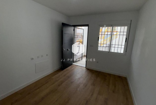 Z drugiej ręki - Bungalow -
Torrevieja - PARQUE DE LAS NACIONES