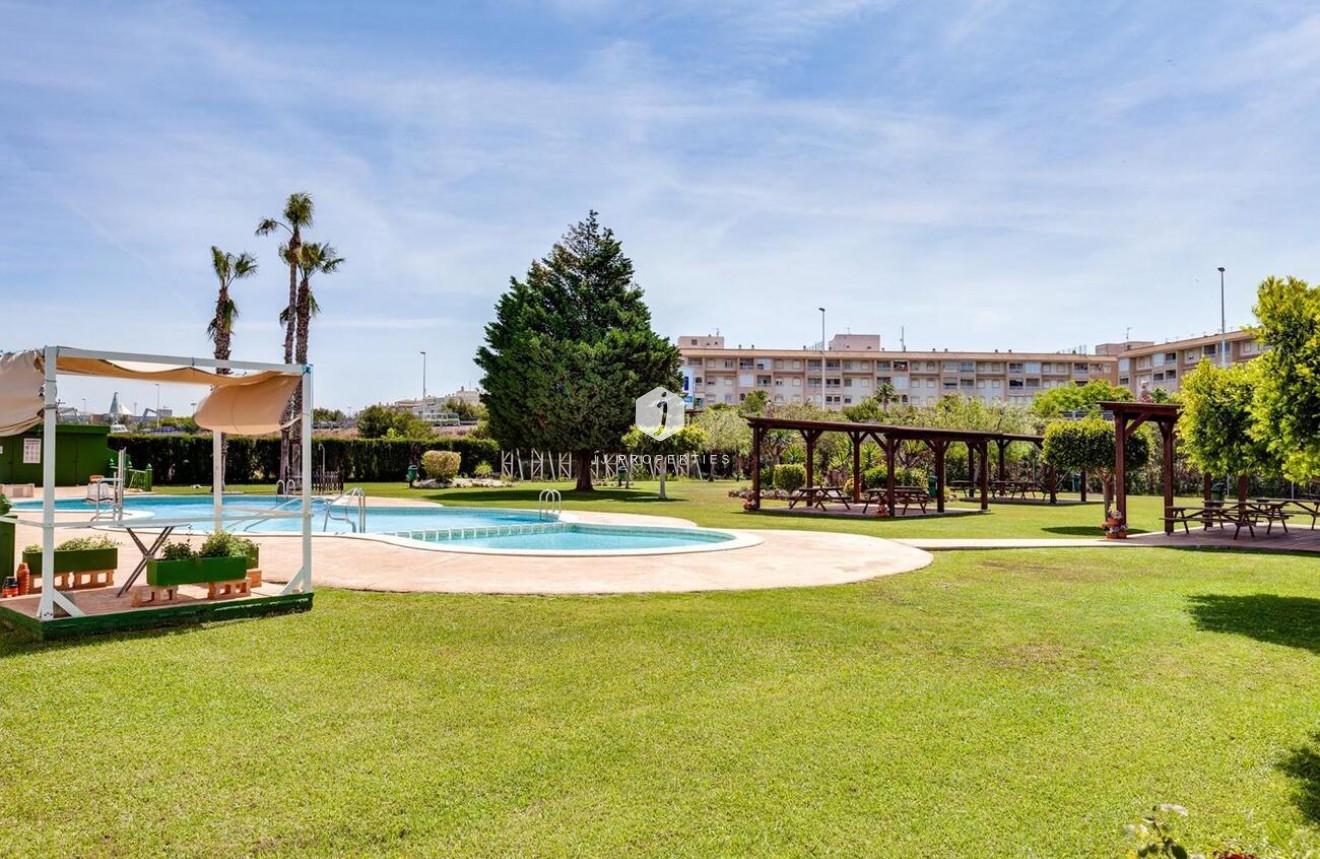Z drugiej ręki - Bungalow -
Torrevieja - PARQUE DE LAS NACIONES