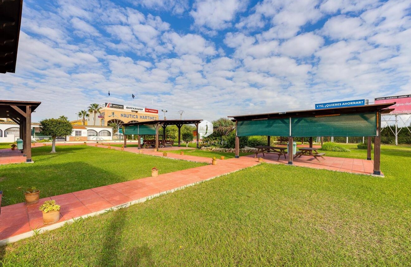 Z drugiej ręki - Bungalow -
Torrevieja - PARQUE DE LAS NACIONES