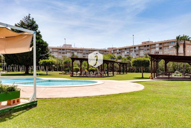 Z drugiej ręki - Bungalow -
Torrevieja - PARQUE DE LAS NACIONES