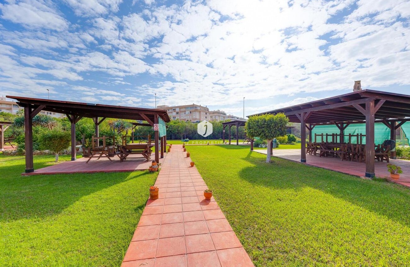 Z drugiej ręki - Bungalow -
Torrevieja - PARQUE DE LAS NACIONES