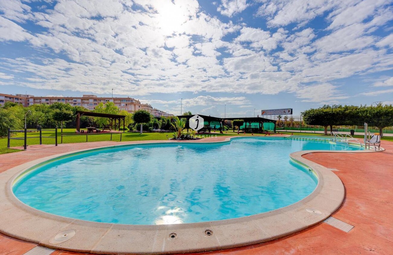 Z drugiej ręki - Bungalow -
Torrevieja - PARQUE DE LAS NACIONES