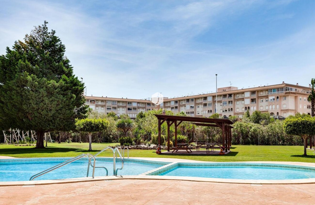 Z drugiej ręki - Bungalow -
Torrevieja - PARQUE DE LAS NACIONES
