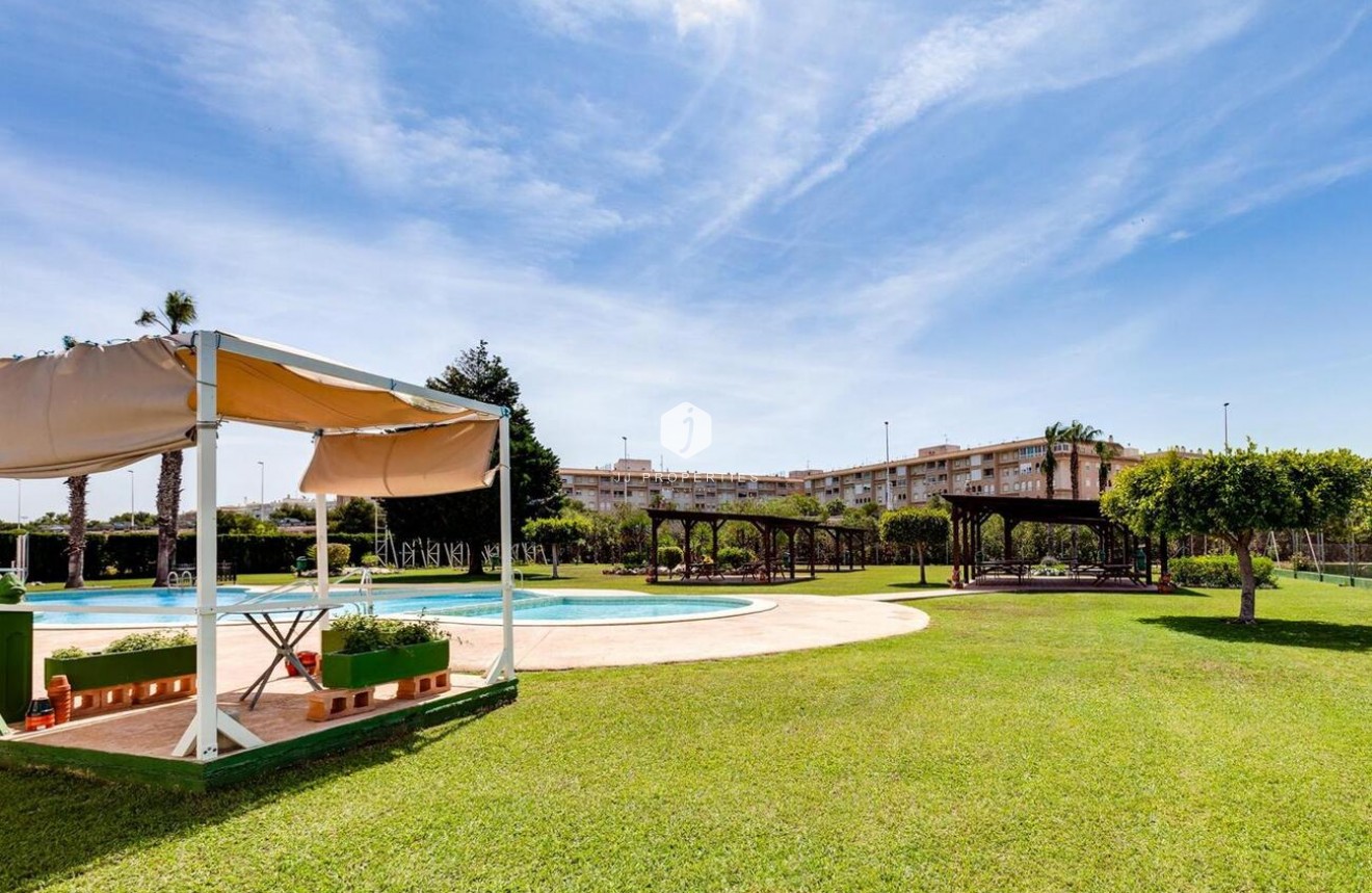 Z drugiej ręki - Bungalow -
Torrevieja - PARQUE DE LAS NACIONES