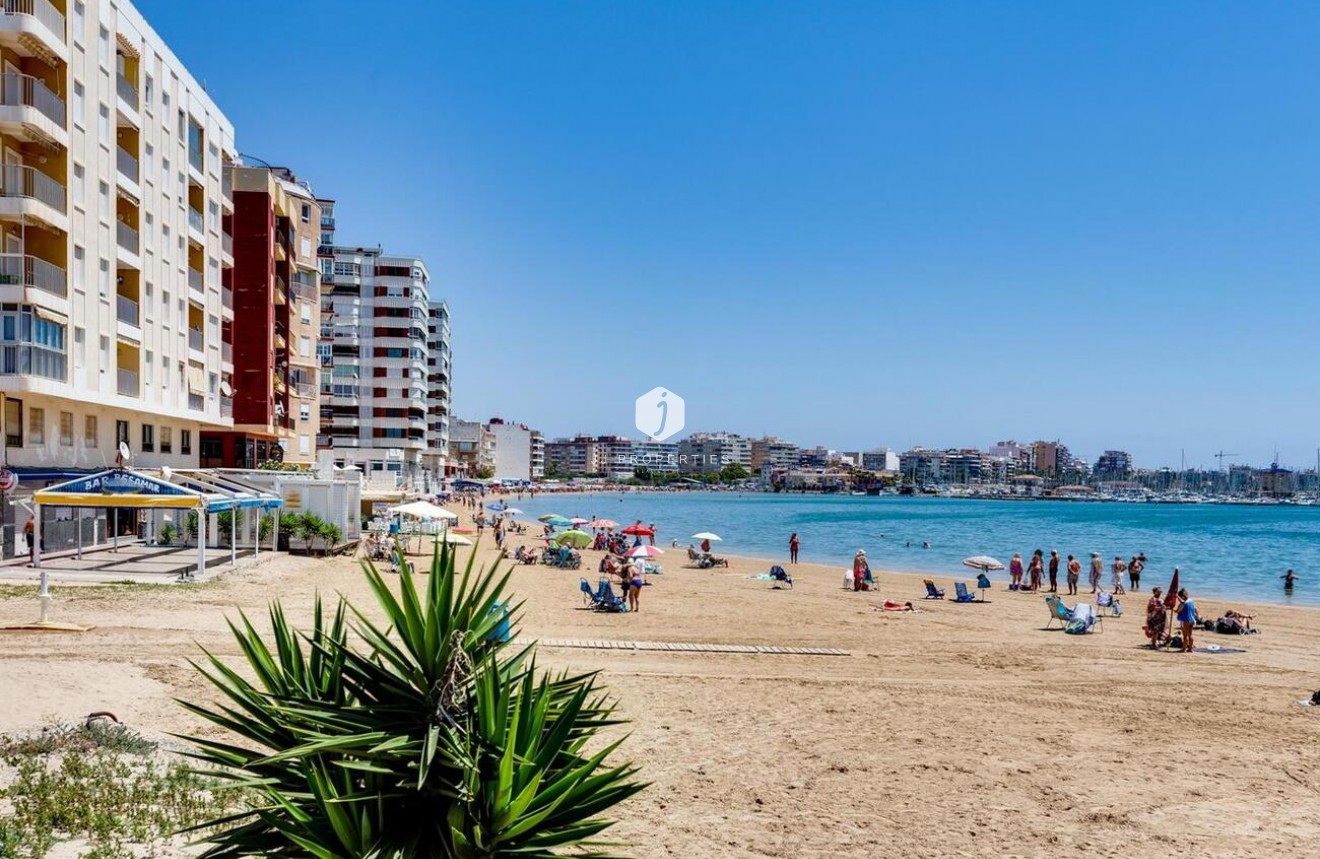 Z drugiej ręki - Bungalow -
Torrevieja - PARQUE DE LAS NACIONES