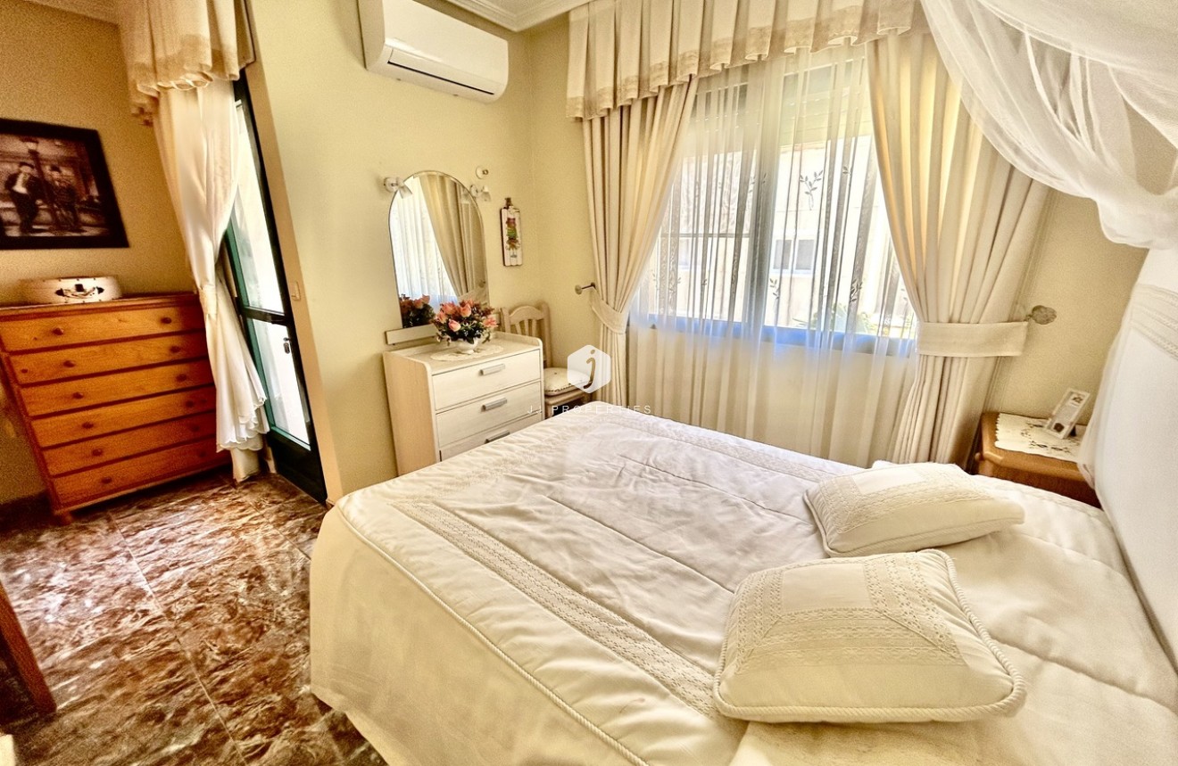 Resale - Chalet -
La Zenia - Costa Blanca