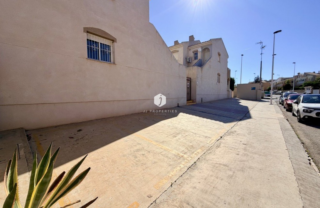 D'occasion - Chalet -
Torrevieja - Costa Blanca