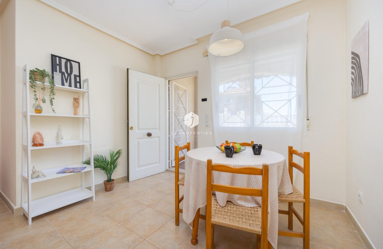 Z drugiej ręki - Bungalow -
Torrevieja - Aguas Nuevas 1