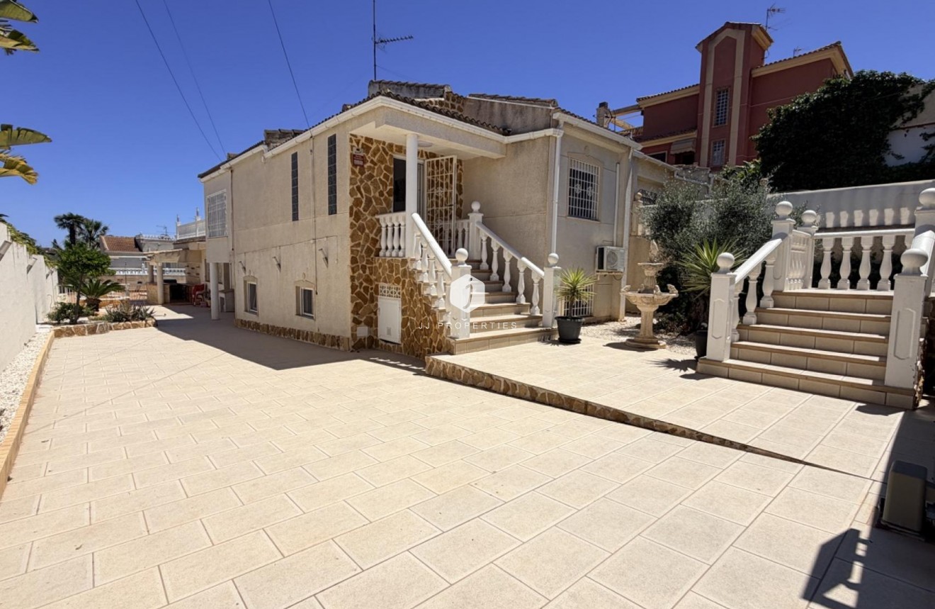 Resale - Villa -
Torrevieja - Costa Blanca