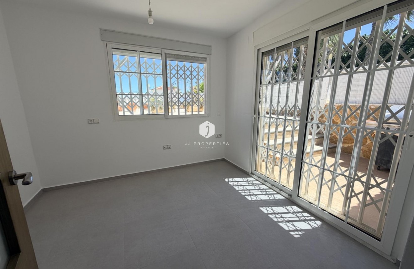 Resale - Villa -
Torrevieja - Costa Blanca