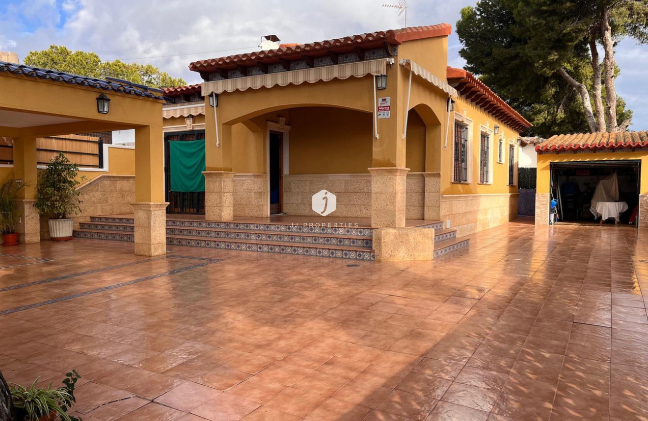 Resale - Chalet -
Orihuela Costa - Costa Blanca