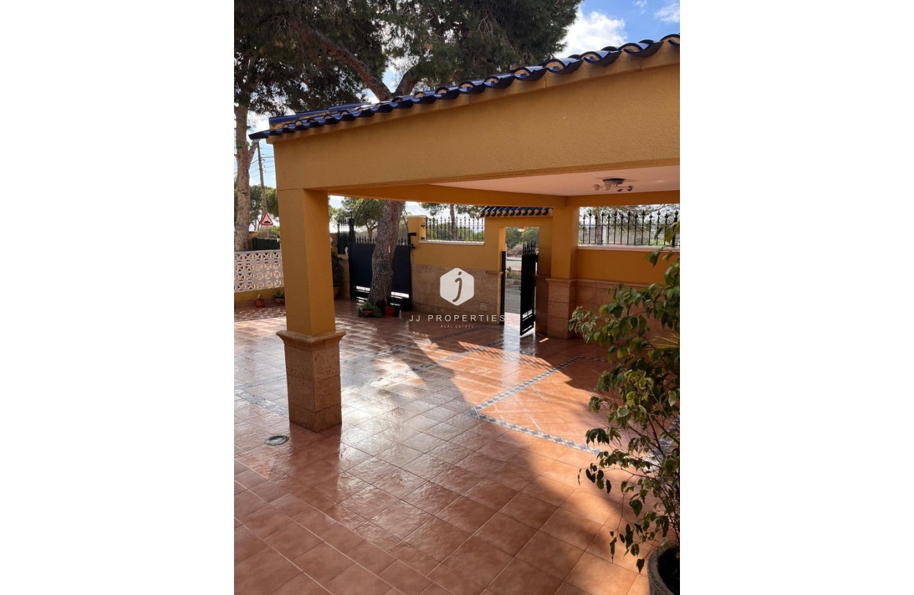 Resale - Chalet -
Orihuela Costa - Costa Blanca