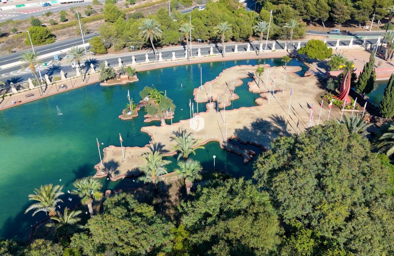 Z drugiej ręki - Mieszkanie w bloku -
Torrevieja - PARQUE DE LAS NACIONES