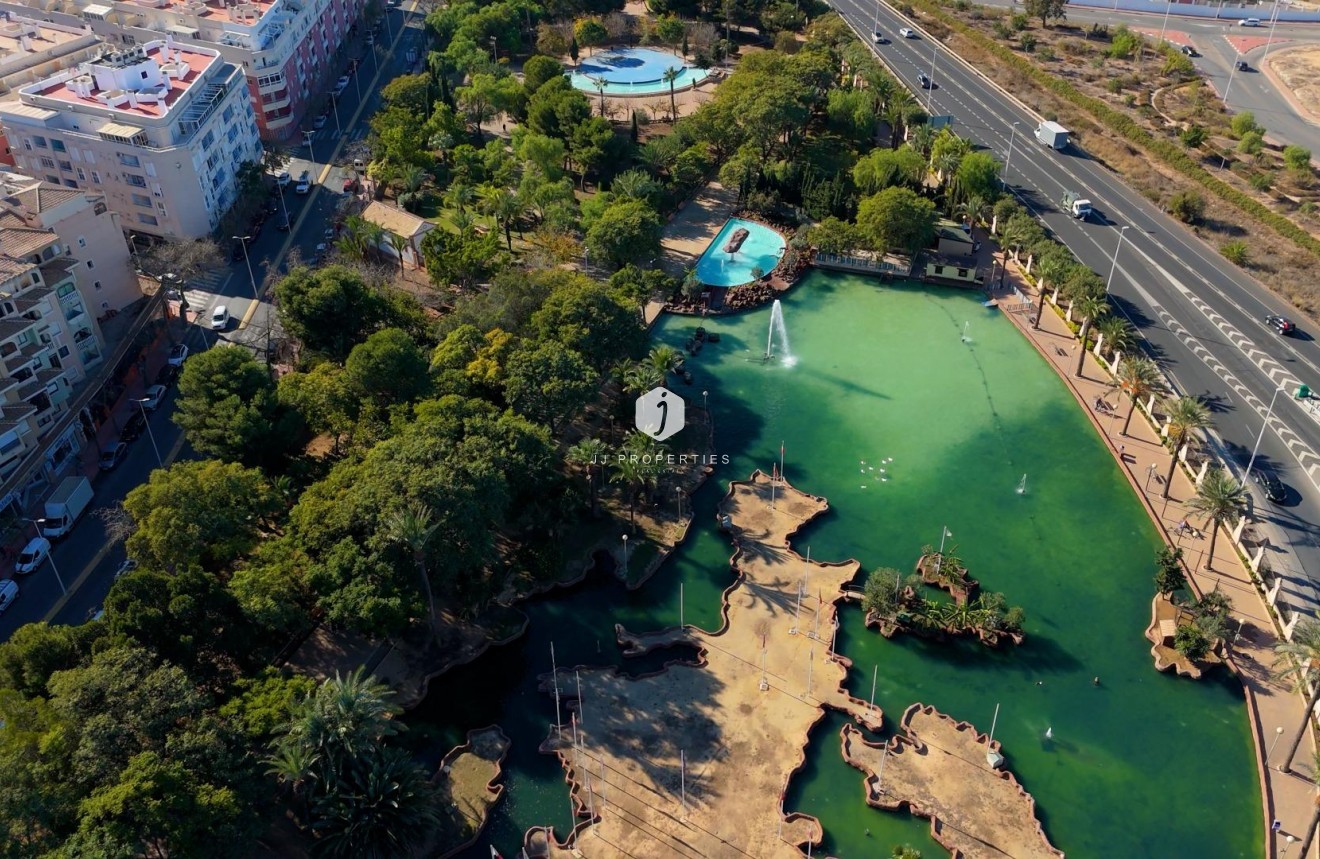Z drugiej ręki - Mieszkanie w bloku -
Torrevieja - PARQUE DE LAS NACIONES