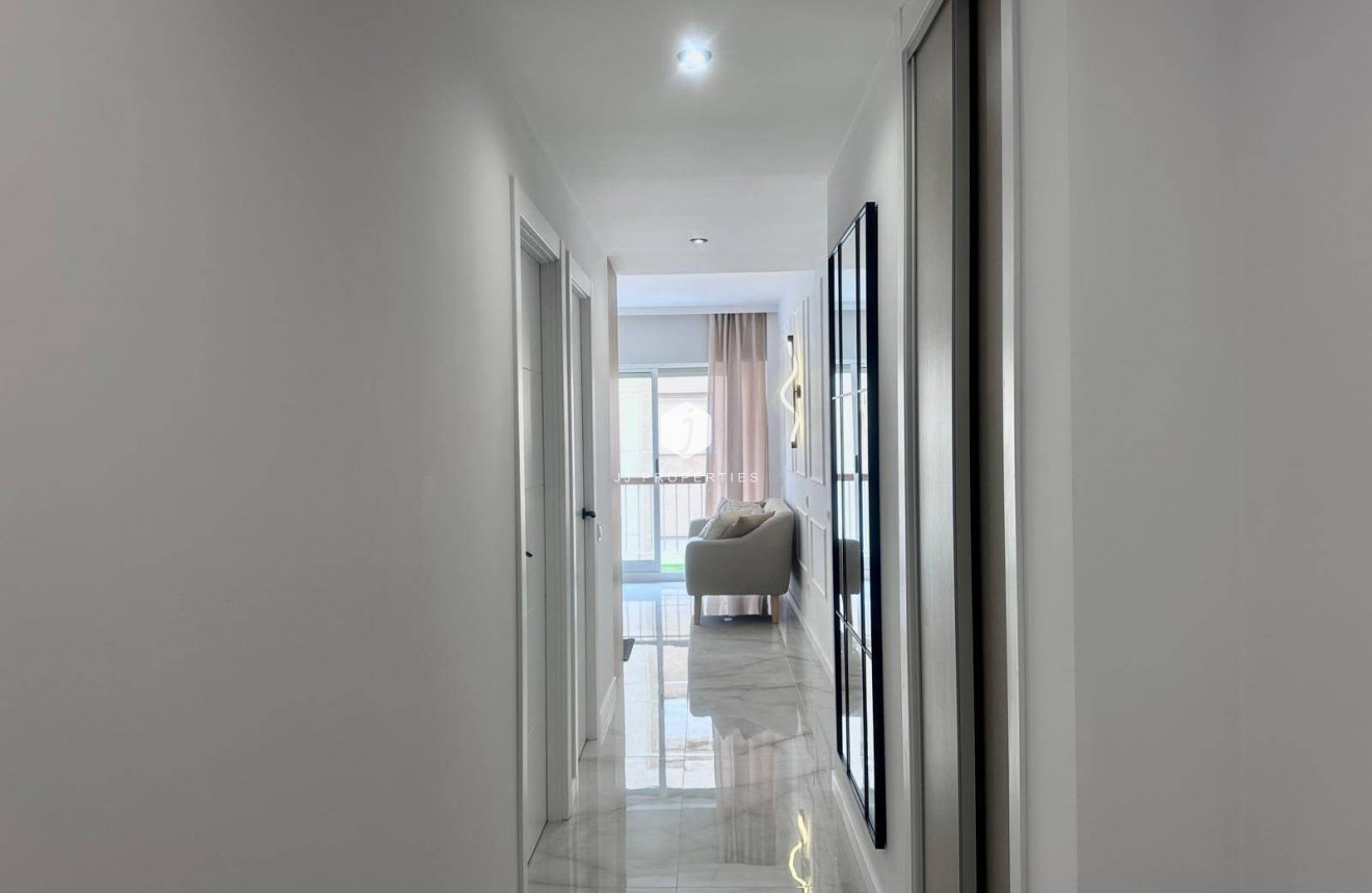 Resale - Apartment / flat -
Torrevieja - Estacion de autobuses