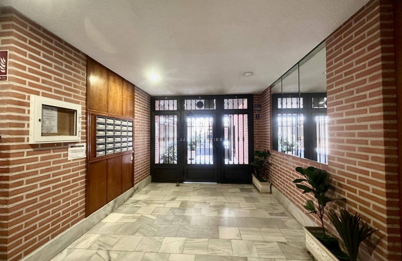 Resale - Apartment / flat -
Torrevieja - Estacion de autobuses