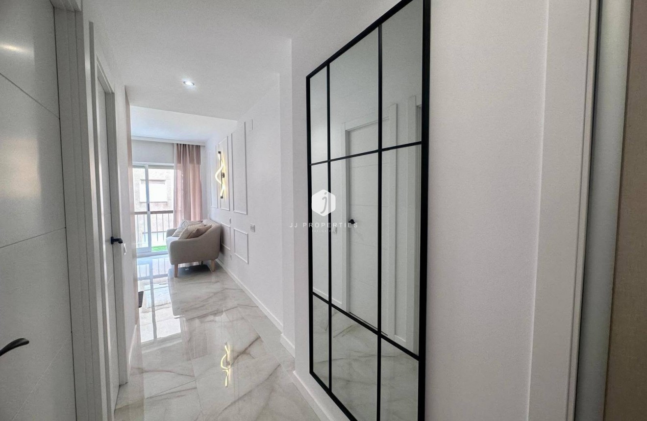 Resale - Apartment / flat -
Torrevieja - Estacion de autobuses