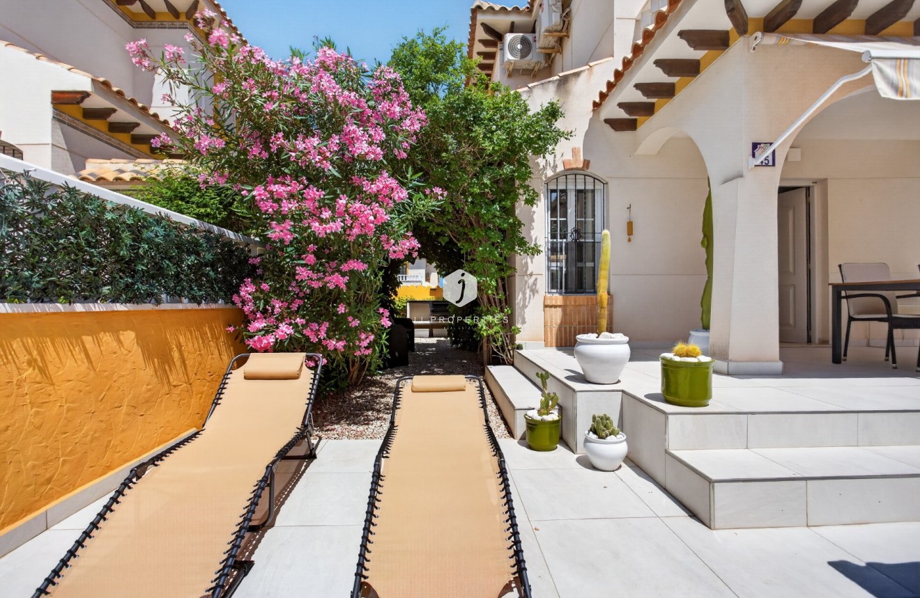 Aus zweiter Hand - Villa -
Orihuela Costa - Costa Blanca