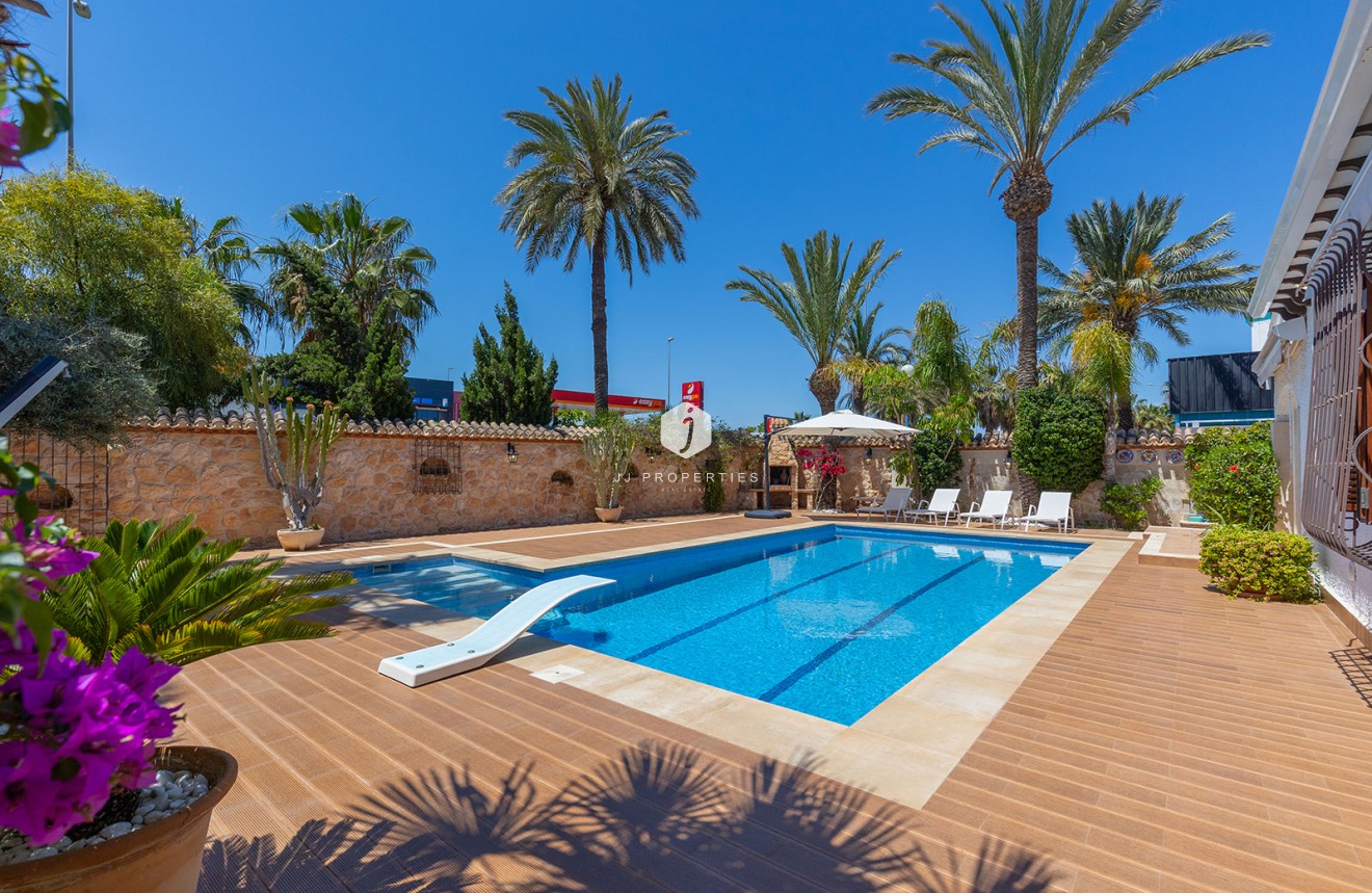 Resale - Villa -
Orihuela Costa - Costa Blanca