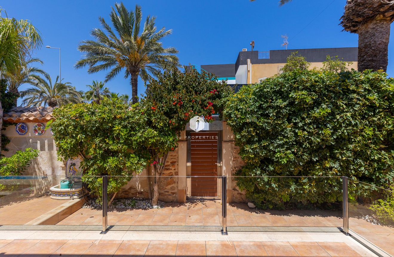 Resale - Villa -
Orihuela Costa - Costa Blanca
