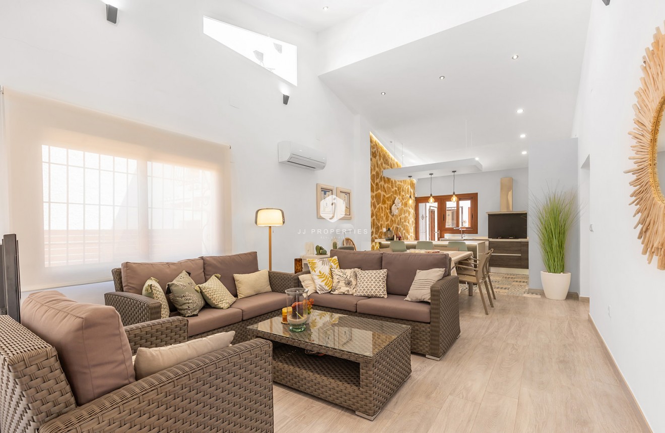 Resale - Villa -
Orihuela Costa - Costa Blanca