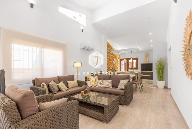 Resale - Villa -
Orihuela Costa - Costa Blanca
