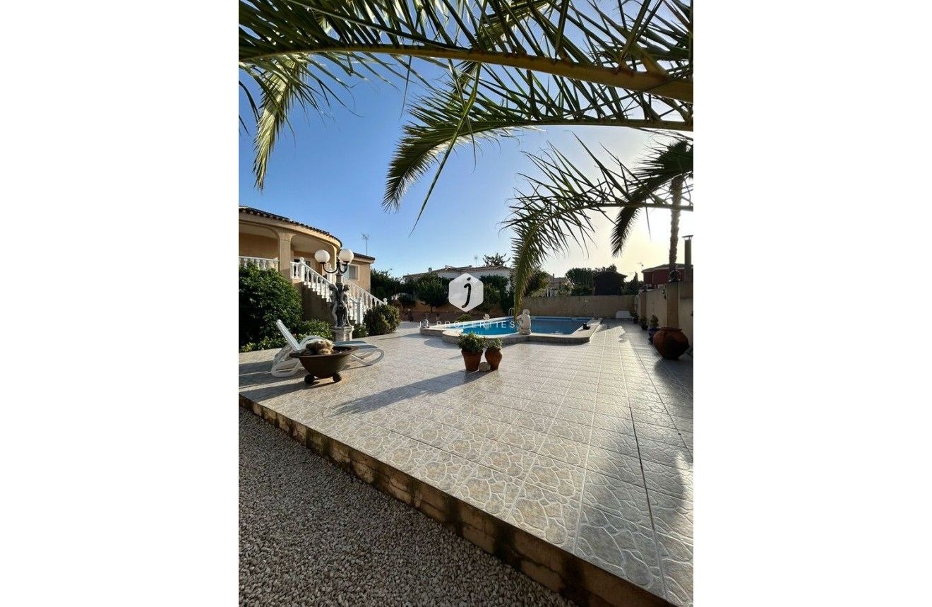 Resale - Villa -
Torrevieja - aguas nuevas
