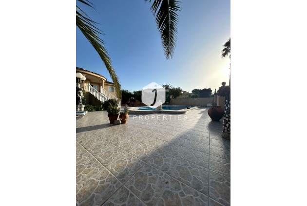 Resale - Villa -
Torrevieja - aguas nuevas