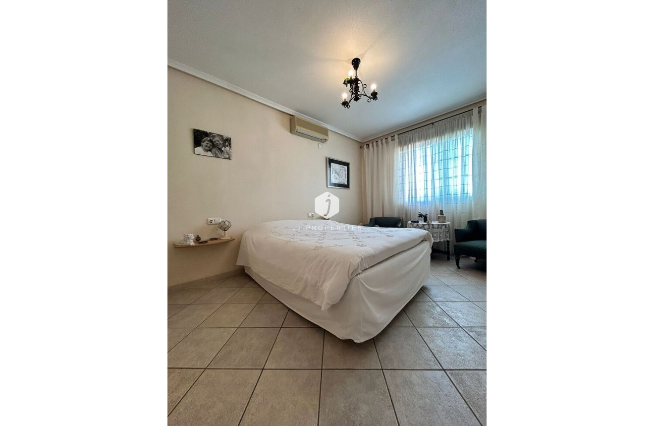 Resale - Villa -
Torrevieja - aguas nuevas