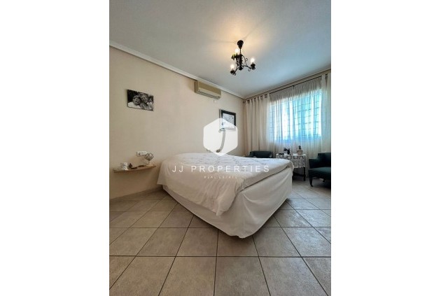 Resale - Villa -
Torrevieja - aguas nuevas