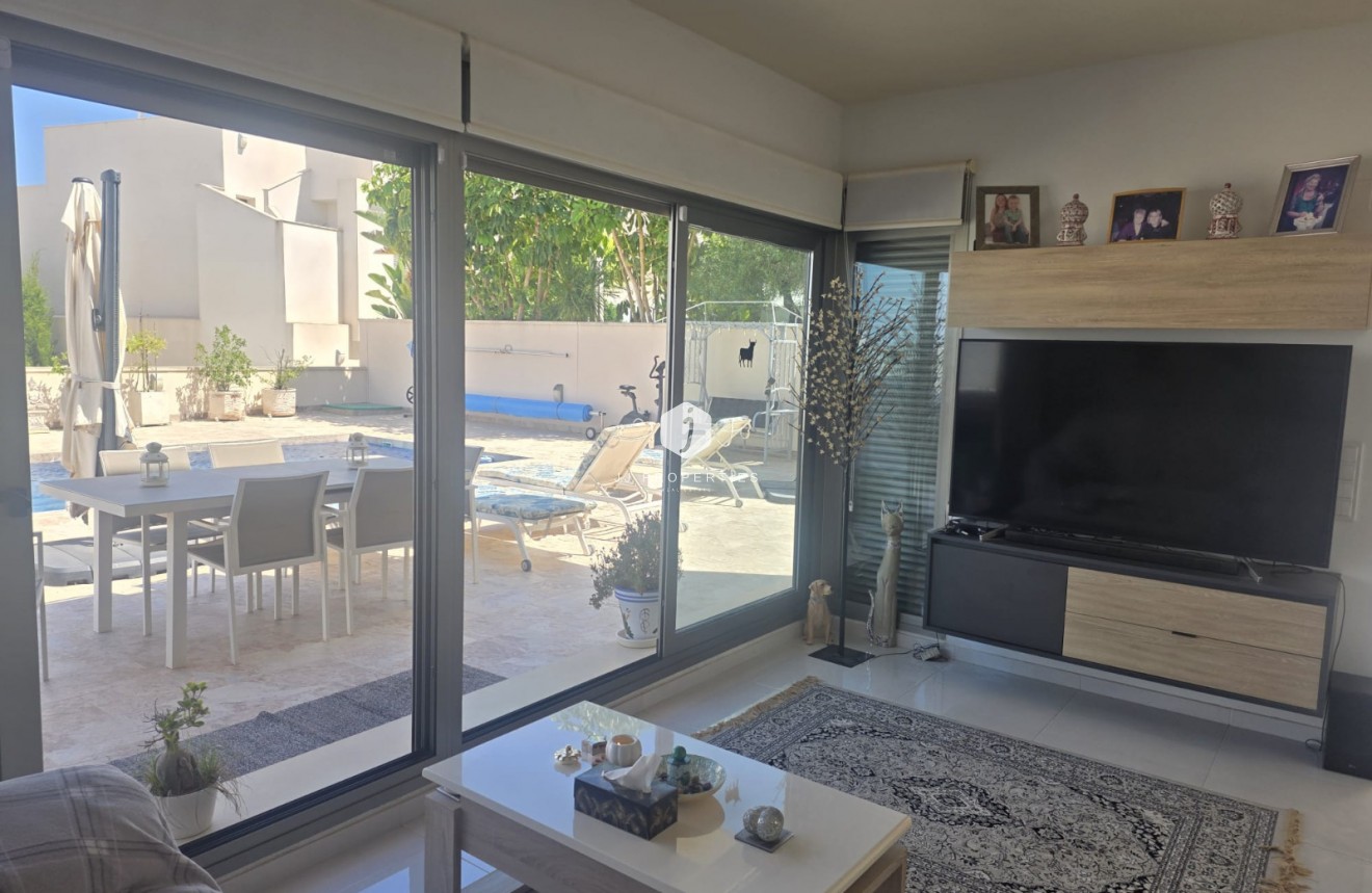 Resale - Villa -
San Miguel de Salinas - Inland