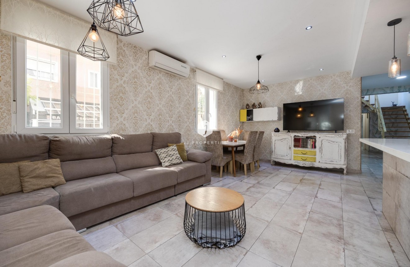 Resale - Chalet -
Torrevieja - Centro