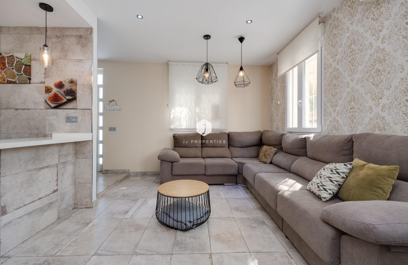 Resale - Chalet -
Torrevieja - Centro