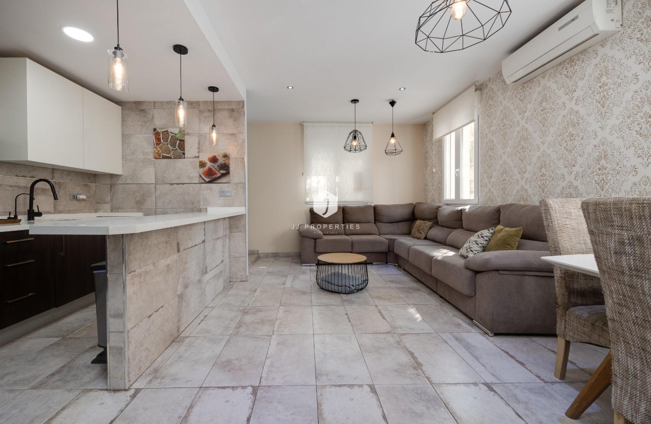 Resale - Chalet -
Torrevieja - Centro