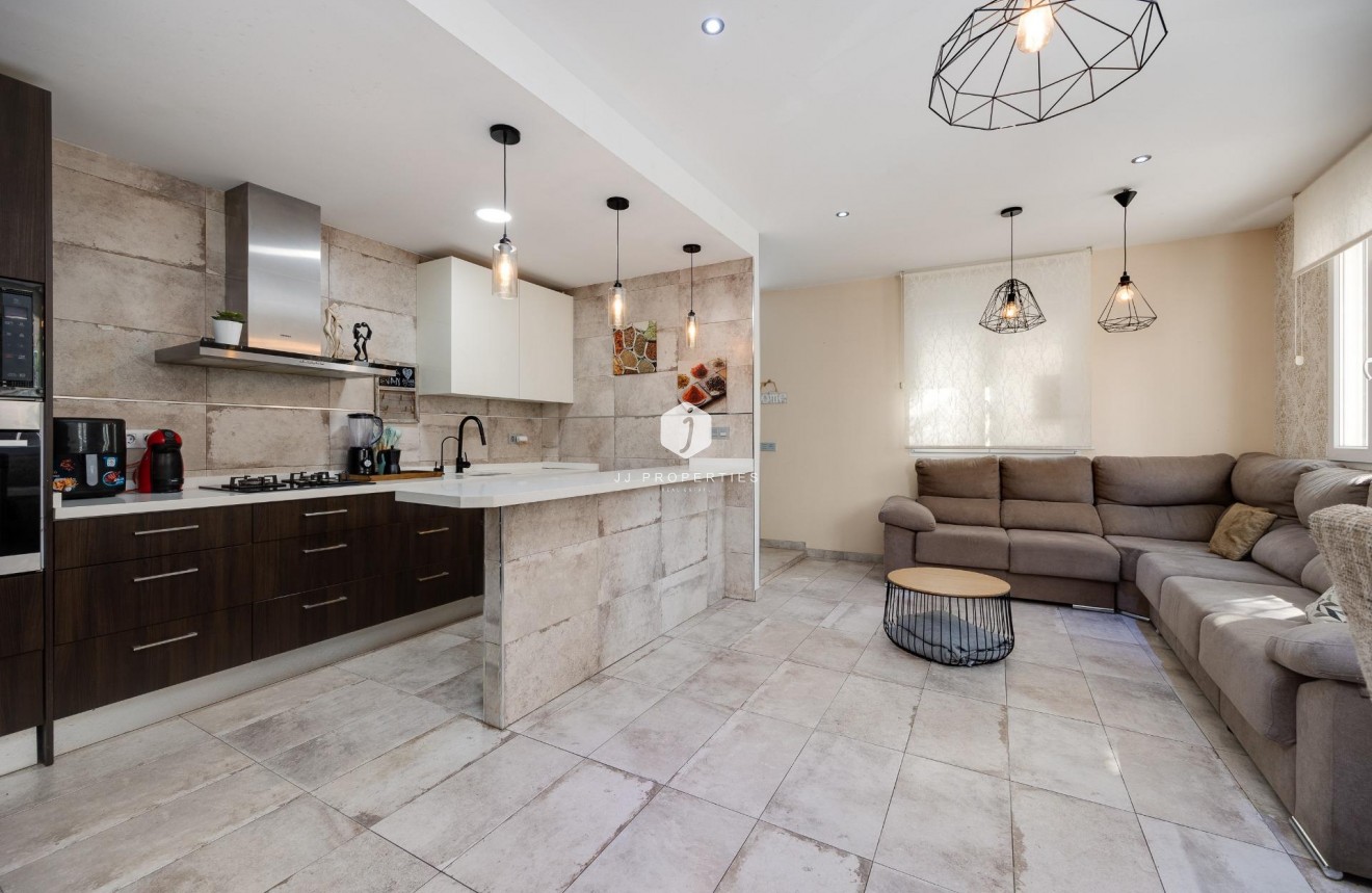 Resale - Chalet -
Torrevieja - Centro