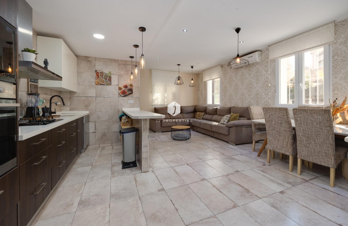 Resale - Chalet -
Torrevieja - Centro