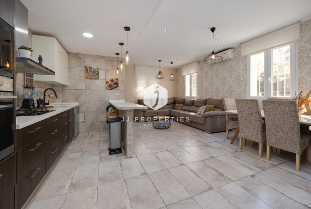 Resale - Chalet -
Torrevieja - Centro