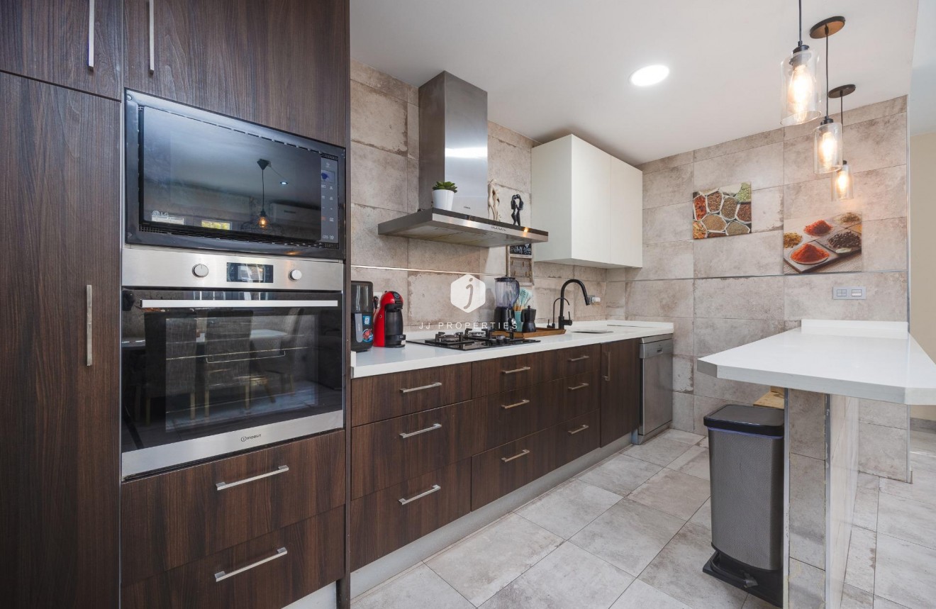 Resale - Chalet -
Torrevieja - Centro